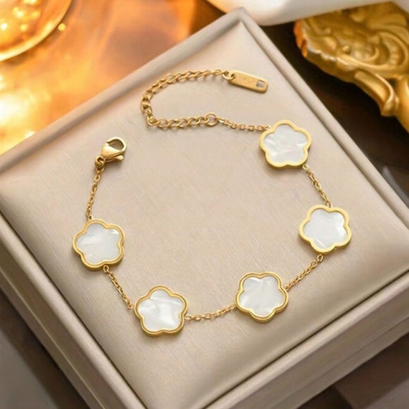 Jewelry - Elegant Gold and White Clover Bracelet